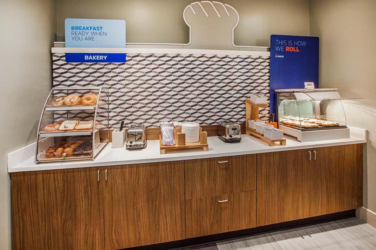 Holiday Inn Express Washington Dc-Bw Parkway By Ihg Hyattsville Esterno foto